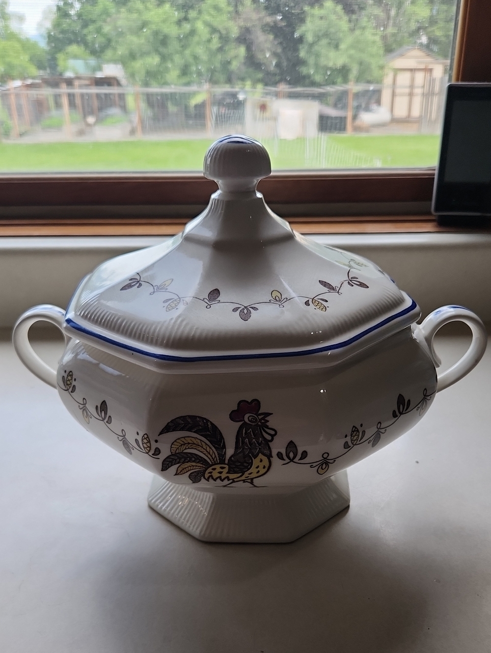 Vintage Hand-Painted Rooster Soup Tureen with Lid – Farmhouse Chic